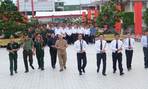 Long An: Lãnh đạo tỉnh viếng các anh hùng liệt sĩ nhân Kỷ niệm 77 năm Ngày Thương binh - Liệt sỹ